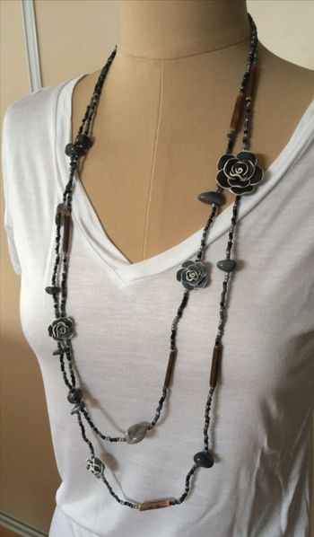 Collier long avec perles et fleurs neuf