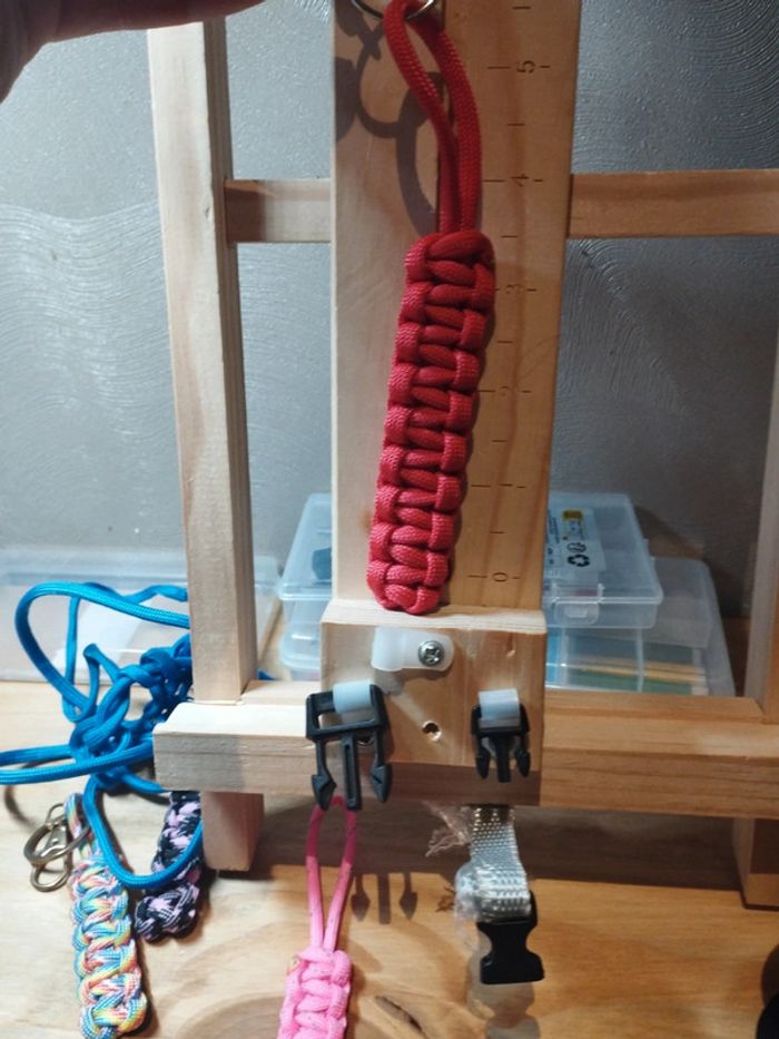 Porte clé en paracorde fait main rouge - photo numéro 4