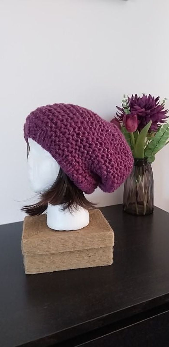 Beau bonnet slouchy prune intense brillant