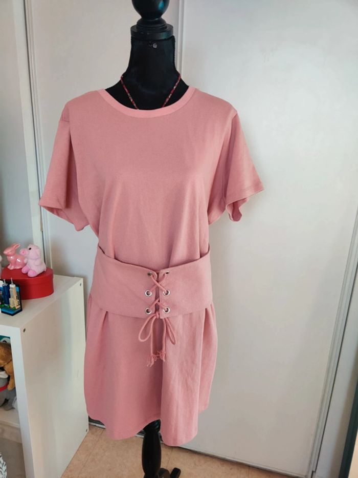 Robe matière tee shirt ceinturée