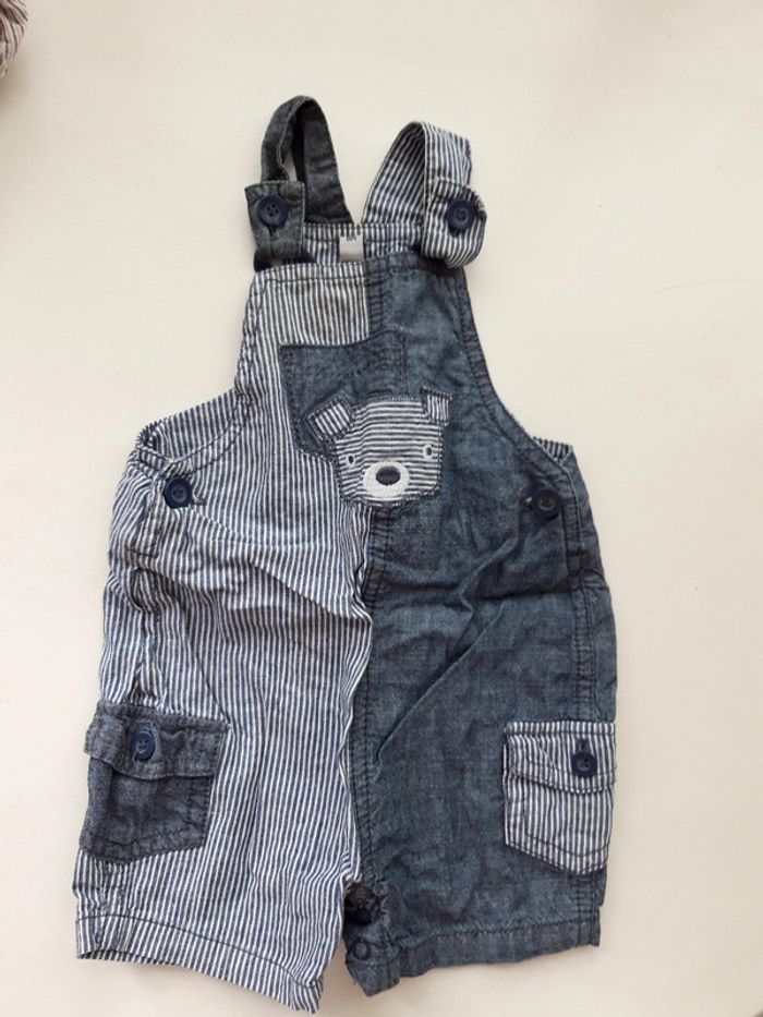 Short salopette deux tons, jeans bleu et rayures blanc/bleu type marinière, 6 mois 63 cm
