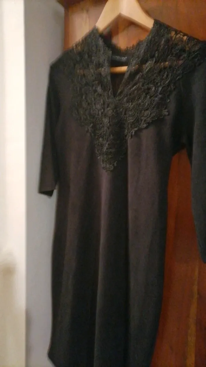 Robe noire,, matière, peau de pêche
