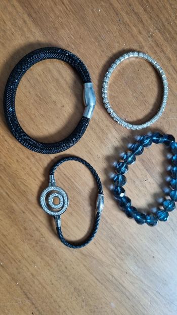 Lot de 4 bracelets sympa , état neuf 😁