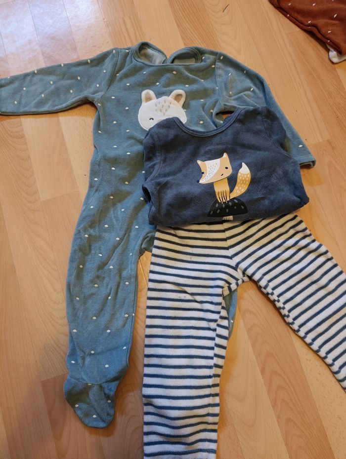 Lot 4 pyjamas dont 2 deux pièces et deux 1  pièces