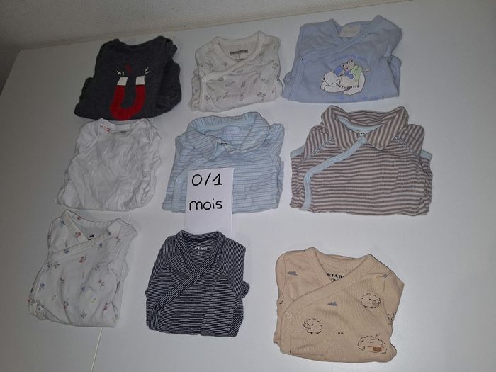Lot bodies 0/1 mois