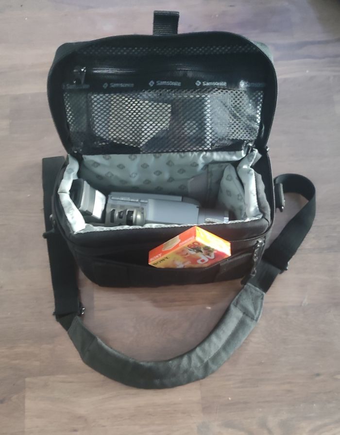 Caméscope Thomson et sa pochette - photo numéro 3