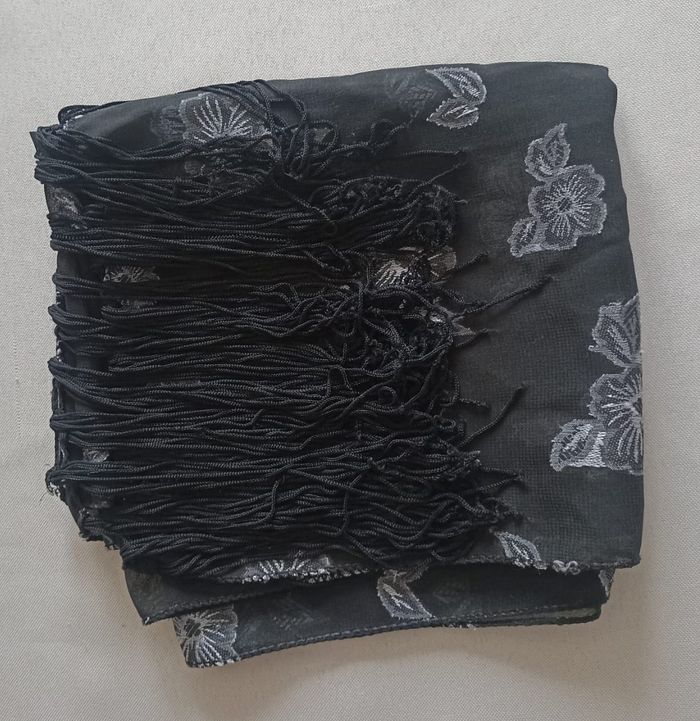 Écharpe Noire Élégante à Fleurs Argentées - photo numéro 6