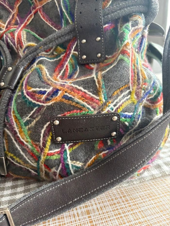 Sac bandoulière Lancaster - brodé multicolore et gris - en très bon état - photo numéro 2