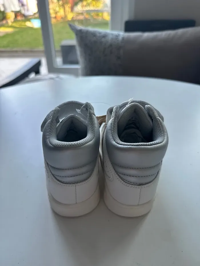 Baskets montantes Hummel blanches et argent – Taille 30 – Neuves étiquette - photo numéro 4