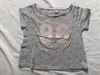 Tee-shirt gris avec étoiles grises foncées motif 96 rose