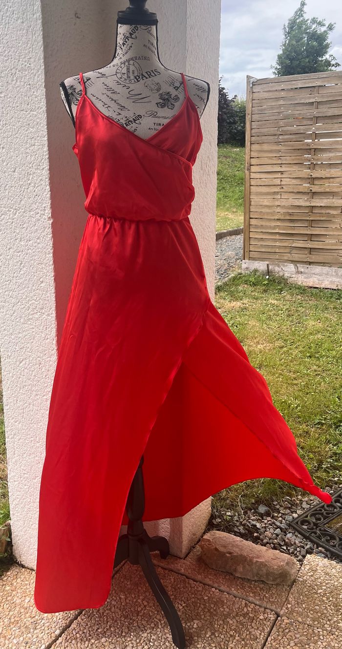 Robe rouge satinée chic