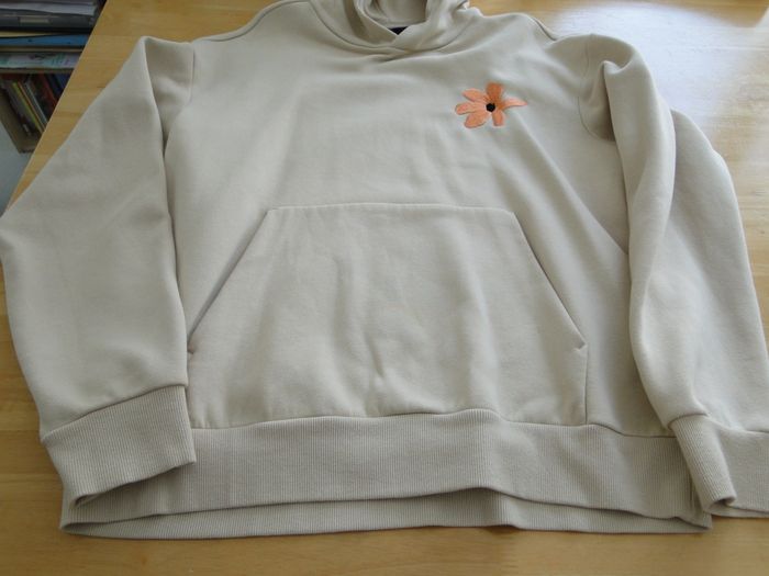 Pull capuche motif fleur brodée H&M - photo numéro 4