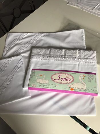 Parure de lit 52% coton 2 personnes broderie anglaise