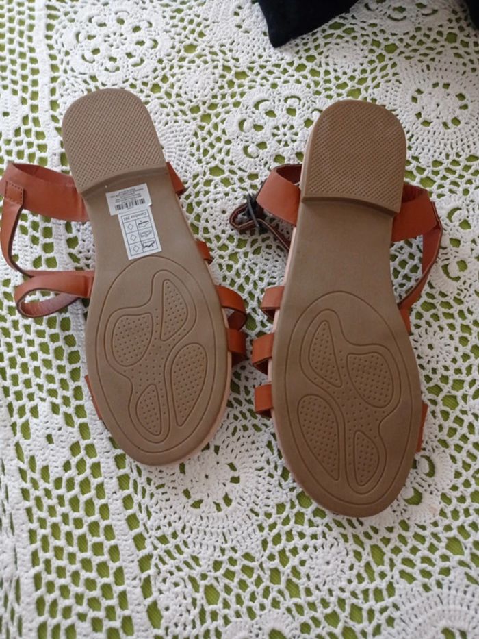 PAIRE DE SANDALES NEUVES TAILLE 35 - photo numéro 3