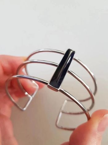 Manchette argentée avec barre bleu marine