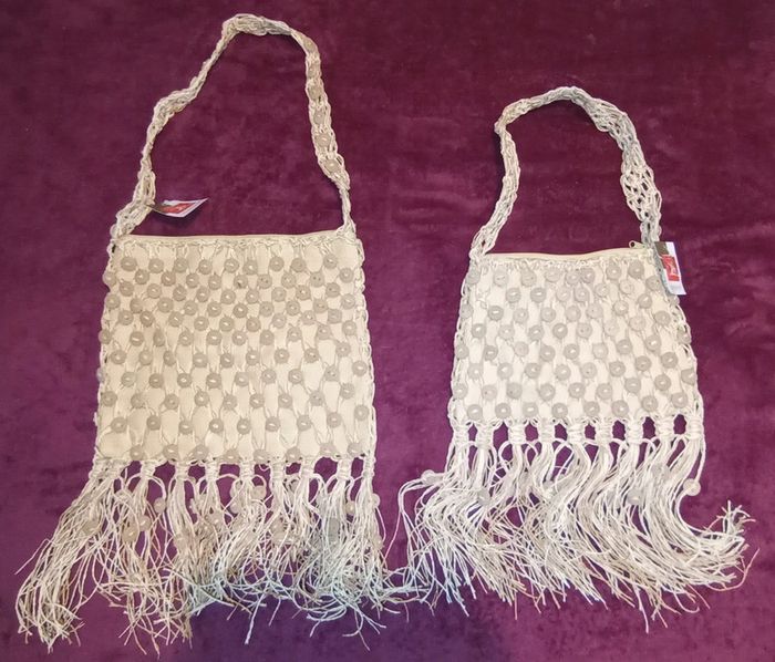 Deux magnifiques sacs à bandoulière avec boutons et franges Neufs Giada