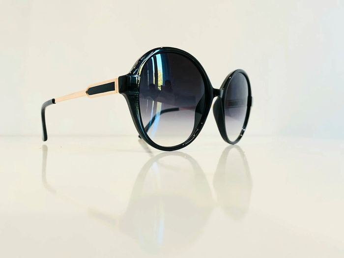 Lunette de soleil femme noire et dorée verres dégradés UV protection catégorie 3 - photo numéro 2