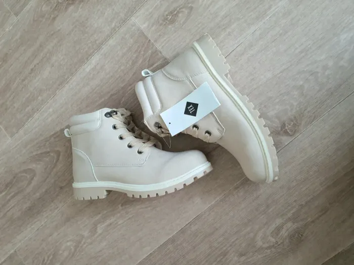 Bottines à lacets beiges taille 34 neuves