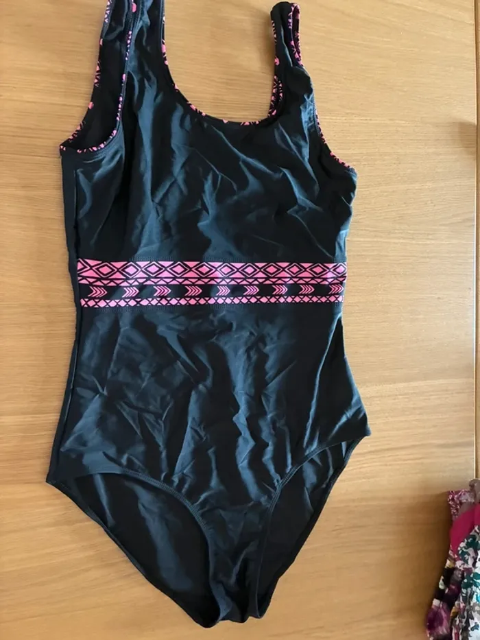 Maillot de bain une pièce noir et rose