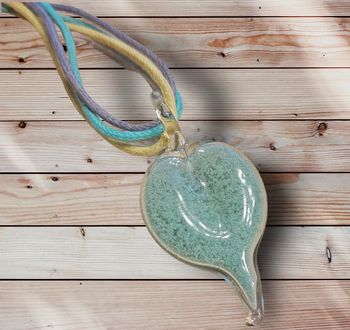 Collier pendentif goutte d’eau pâte de verre soufflée, inclusion bleu clair /turquoise