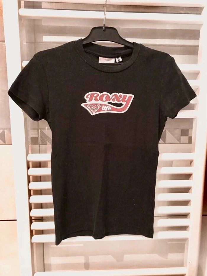 T shirt Roxy noir(légères petites peluches)taille 1 en tbe à 12 euros
