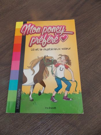 Livre Mon poney préféré N°1 Lili et le mysterieux voleur