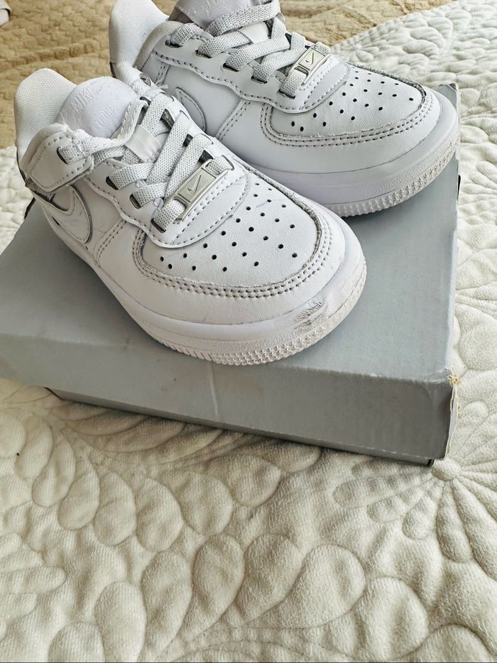 Nike Blanches Taille  25 - photo numéro 2