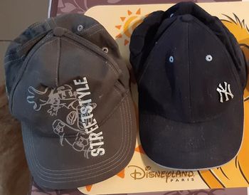 2 casquettes