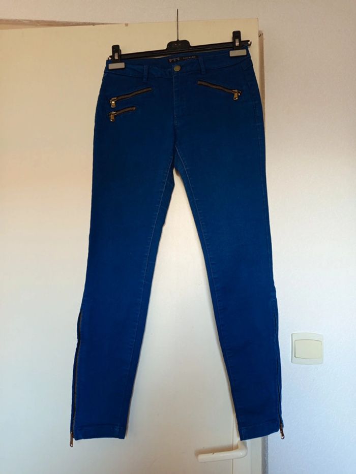 Jean bleu Zara basic en taille M avec trois petites tirettes pour une touche original - photo numéro 9
