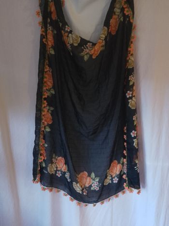 Foulard noir avec fleurs oranges