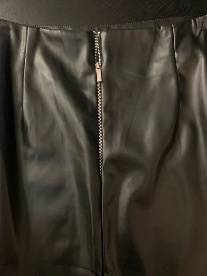 Jupe simili cuir neuve - photo numéro 2