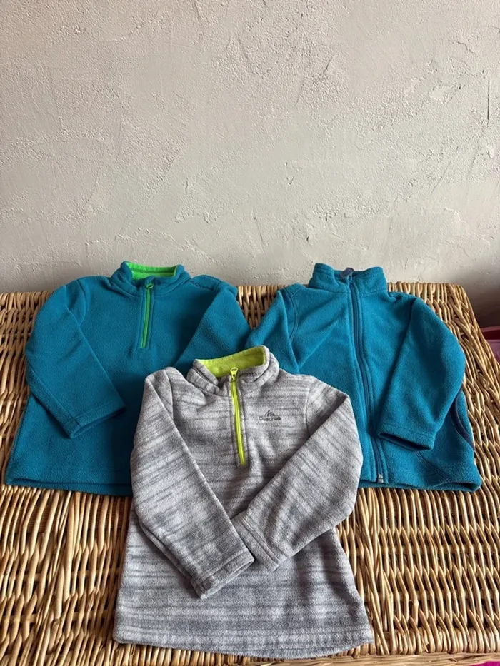 2pull et 1 gilet 2ans Quechua en très bon état