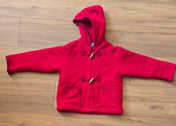 Blouson à  capuche rouge cyrillus 4 ans en très bon étatFourrure au niveau des boutons un peu usee photo 4
Nom sur l'étiquette
