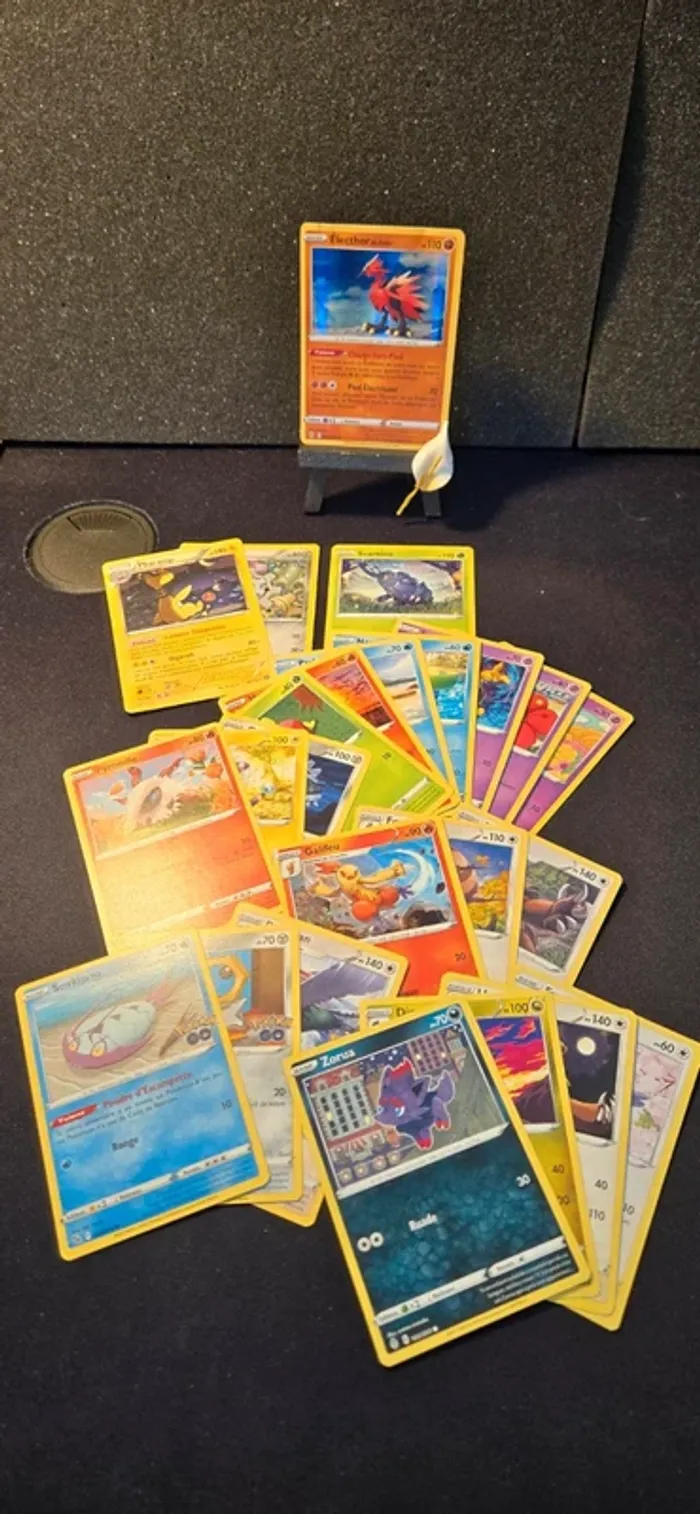 Lot de cartes Pokemon de différentes séries