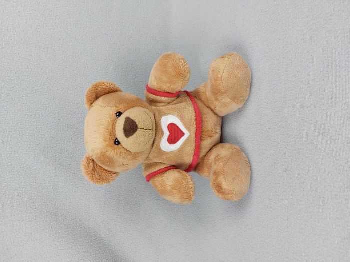 Peluche doudou ours brun marron NICOTOY tee-shirt coeur rouge blanc 20 cm assis vintage