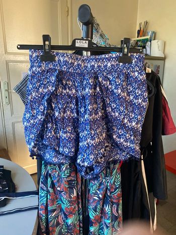 Short bleu à pompon