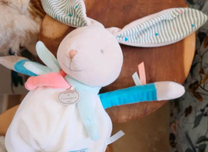 Grand doudou lapin avec chaussons - Doudou et compagnie - photo numéro 2