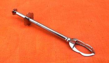 Années 1960   Grande pince " crabe " à glace / sucre   Inox   Bouton poussoir / 3 griffes  Longueur