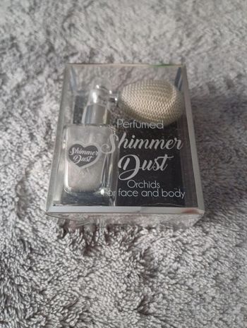 Poudre pailletées et parfumée pour le corps.
Neuf