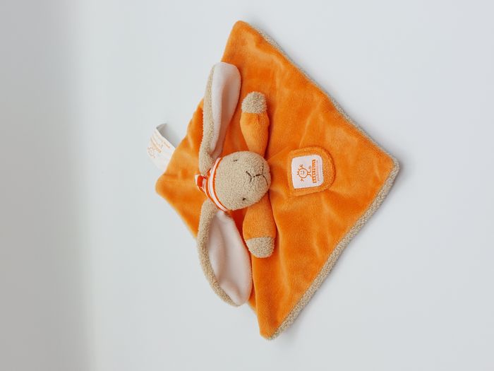 Doudou plat lapin beige orange BABY FOLLY PIROUETTE BUROMAC SIMBA bonnet rayures