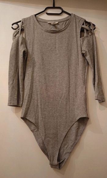 Body gris manches longues épaules dénudées