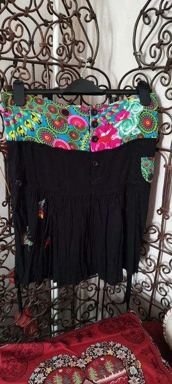 Jupe fluide noire et papillons colorés en tissus. Neuve