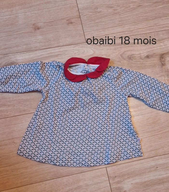 Blouse avec col rouge