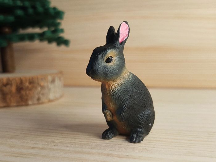 Figurine lapin oir debout Animal de la ferme