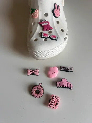 Lot de 10 charms / déco crocs rose