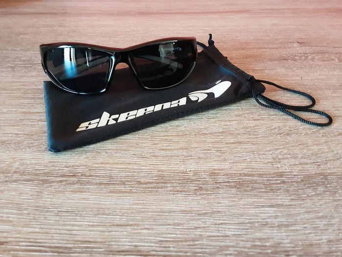 Superbe paire lunettes de soleil - photo numéro 6