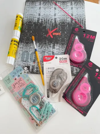 Set rentrée scolaire: pochette, colle, correcteurs etc (7)