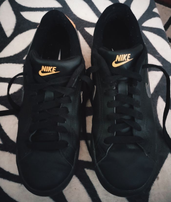 Baskets "Nike" pointure 36 et demi noirtrès peu portées - photo numéro 2