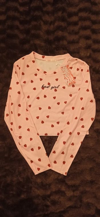 Crop Top manches longues rose avec fraises écriture “bad girl”