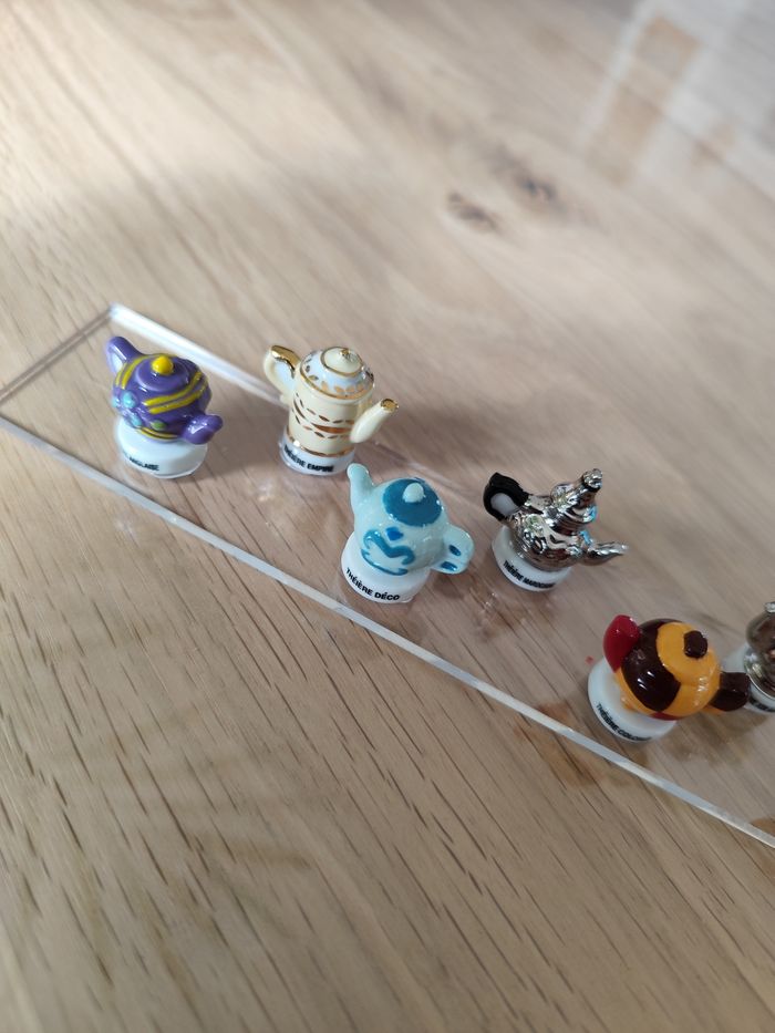 Lot de 10 figurines en céramique " les théières" - photo numéro 2